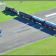 Imagen para el artículo titulado Parece Photoshop, pero esta foto de un tren pasando por un aeropuerto es real